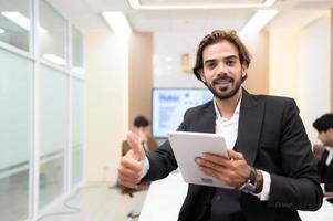 retrato de joven empresarios son con entusiasmo tomando su ideas y compartiendo perspectivas en el reunión habitación de un internacional negocio corporación, foto