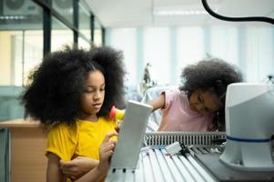 niños utilizando el mano robot tecnología, estudiantes son estudiando tecnología, cuales es uno de el vástago cursos foto