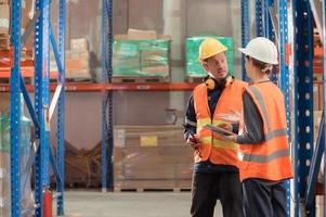 The Manager delivers the report to the foreman and jointly inspects the goods that need to be brought into the central warehouse. Before sending to each regional distribution center. photo