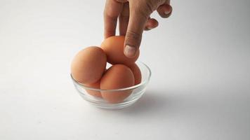 hand- plukken eieren van een plastic geval Aan tafel , video