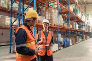 The Manager delivers the report to the foreman and jointly inspects the goods that need to be brought into the central warehouse. Before sending to each regional distribution center. photo