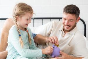 Father teaches daughter how to save money so that the child will have the skills to manage money and live photo