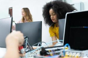 jovenes utilizando el mano robot tecnología son teniendo divertido aprendizaje el electrónico circuito tablero y mano robot controlador de robot tecnología, cuales es uno de el vástago cursos foto