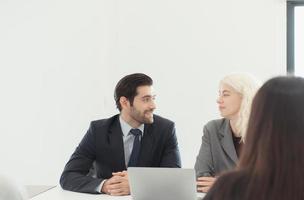 ejecutivos entrevistando nuevo empleados quien será ser responsable para el nuevo negocio ese es acerca de a ser lanzado. foto