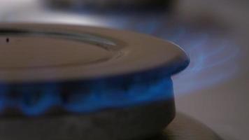 Disparo de natural gas es ardiente en gas estufa en el cocina. video