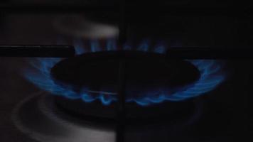 estufa usos combustible o natural gas desde el ciudad gas red o licuado gas como combustible. video