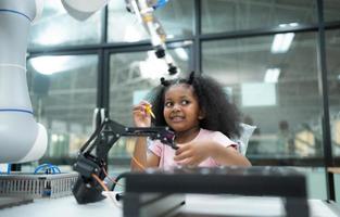 jovenes utilizando el mano robot tecnología son teniendo divertido aprendizaje el electrónico circuito tablero de mano robot tecnología, cuales es uno de el vástago cursos foto