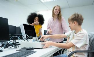 jovenes utilizando el mano robot tecnología son teniendo divertido aprendizaje el electrónico circuito tablero y mano robot controlador de robot tecnología, cuales es uno de el vástago cursos foto