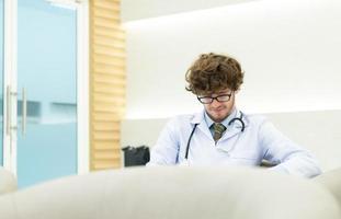 el del hospital médico conjunto será sentar y conversar, intercambiar ideas, y descanso en el del doctor descansando habitación. antes de lanzamiento el siguiendo misión foto