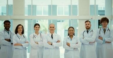 retrato de doctores y médico estudiantes con varios gestos a preparar para paciente cuidado foto