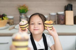 retrato de un pequeño niña en el cocina de un casa teniendo divertido jugando horneando un pan foto