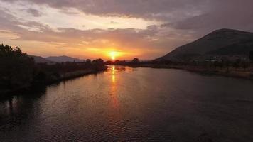 rivière et le coucher du soleil video