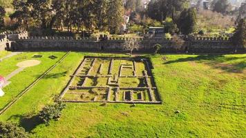 aéreo revelador Visão histórico local gônio fortaleza - romano fortificação dentro Adjara, georgia. gonio-apsaros fortaleza video