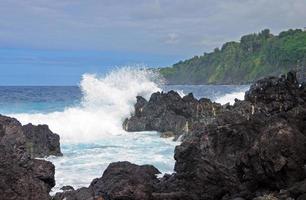 olas y rocas en el hawaiano costa foto