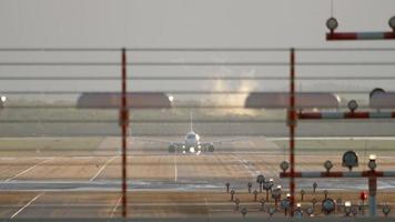 a passageiro avião leva fora a partir de düsseldorf. viagem conceito video