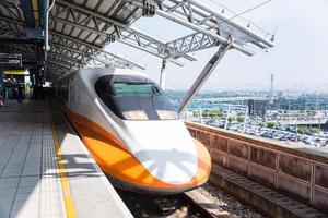 taichung ,Taiwán - oct 08, 2017-taiwán alto velocidad carril taichung estación plataforma. de taiwán alto velocidad ferrocarril tiene volverse el más importante transporte foto