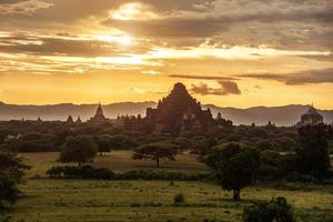 el puesta de sol de bagan, myanmar es un antiguo ciudad con miles de histórico budista templos y estupas foto