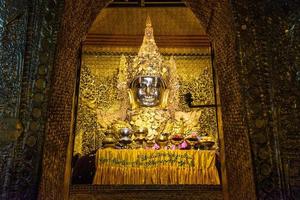 mandala, myanmar - jul 17, 2018-senior monje lavar el cara de Mahamuni Buda imagen a Mahamuni templo. el más muy venerado Buda imagen en el país. foto