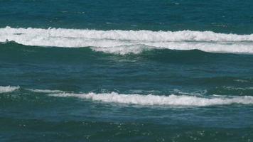 panorama Visão do a azul mar. ondas espirrando de praia. Beira Mar e branco ondas video