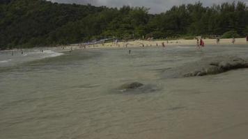 grandi de gens à tropical plage dans Phuket, Thaïlande, magnifique phuket plage est célèbre touristique destination à andaman mer. content gens jouer sur le plage video