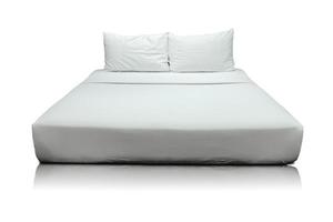 Ropa de cama blanca y almohada aislado sobre fondo blanco. foto