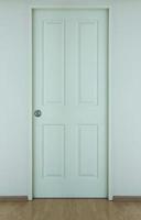 blanco de madera puerta en el habitación foto