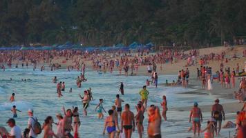 Phuket, Thailand November 25, 2018 - - überfüllt Strand mit Touristen im Phuket. Menschen grüßen das Sonnenuntergang video