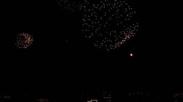 fogos de artifício festivos no céu noturno sobre a cidade. feriado na cidade. lançamento de fogos de artifício em homenagem ao evento video