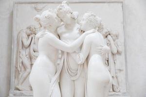 possagno, Italia - el Tres gracias por antonio canova, símbolo de amor y belleza foto