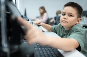 jovenes utilizando el mano robot tecnología son teniendo divertido aprendizaje el electrónico circuito tablero y mano robot controlador de robot tecnología, cuales es uno de el vástago cursos foto