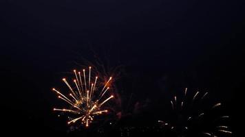 lindos fogos de artifício festivos brilhantes na cidade à noite. fogos de artifício coloridos no céu video
