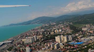 magnifique panoramique vue de le ville et le Azur noir mer. avion montée après décoller. hublot, avion fenêtre video