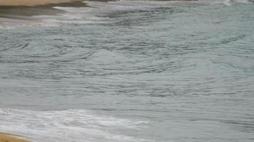 schleppend Bewegung Filmaufnahme, azurblau Meer Welle rollen an Land. schön tropisch Strand Hintergrund. Tourismus und Reise Konzept video