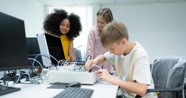 jovenes utilizando el mano robot tecnología son teniendo divertido aprendizaje el electrónico circuito tablero y mano robot controlador de robot tecnología, cuales es uno de el vástago cursos foto