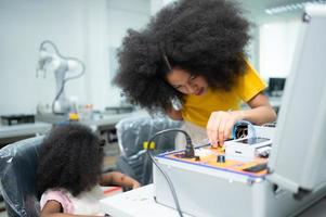 jovenes utilizando el mano robot tecnología son teniendo divertido aprendizaje el electrónico circuito tablero de mano robot tecnología, cuales es uno de el vástago cursos foto