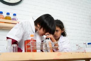 pequeño chico y niña en Ciencias salón de clases eso es el base para el proceso de sistemático pensamiento, razonamiento, observación, datos recopilación. como bien como análisis para Procesando foto