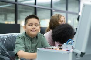 jovenes utilizando el mano robot tecnología son teniendo divertido aprendizaje el electrónico circuito tablero y mano robot controlador de robot tecnología, cuales es uno de el vástago cursos foto