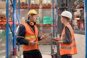 The Manager delivers the report to the foreman and jointly inspects the goods that need to be brought into the central warehouse. Before sending to each regional distribution center. photo