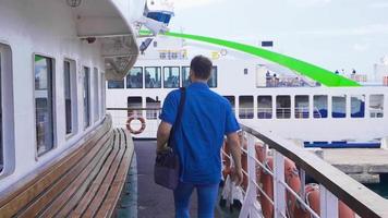 a jovem homem obtendo fora a balsa. lento movimento. a jovem homem, de quem mar viagem é sobre, vem baixa a partir de a balsa. video