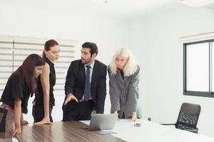 en el empresa reunión habitación joven ejecutivos son lluvia de ideas ideas acerca de un nuevo negocio ese será lanzamiento grande pronto. foto