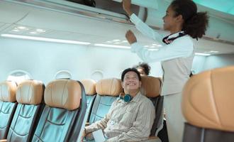 vuelo asistente cheque el orden de el del pasajero equipaje almacenamiento. foto
