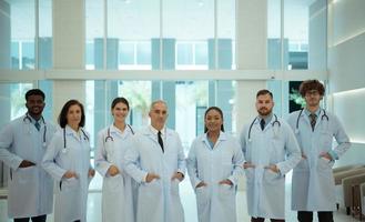 retrato de doctores y médico estudiantes con varios gestos a preparar para paciente cuidado foto