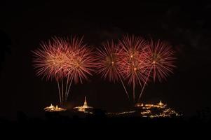 fuegos artificiales encima el montaña con el antiguo real palacio conocido como phra nakhon khiri, tailandia, foto