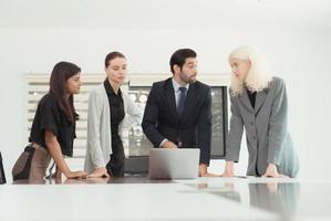 en el empresa reunión habitación joven ejecutivos son lluvia de ideas ideas acerca de un nuevo negocio ese será lanzamiento grande pronto. foto