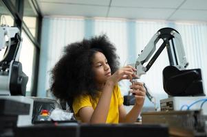 niños utilizando el mano robot tecnología, estudiantes son estudiando tecnología, cuales es uno de el vástago cursos foto