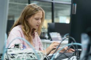 jovenes utilizando el mano robot tecnología son teniendo divertido aprendizaje el electrónico circuito tablero y mano robot controlador de robot tecnología, cuales es uno de el vástago cursos foto