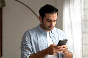 lgbt joven hombres utilizar ordenadores a comunicar con su colegas. en el dias a hogar no puedo Vamos afuera. foto