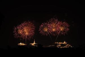 fuegos artificiales encima el montaña con el antiguo real palacio conocido como phra nakhon khiri, tailandia, foto