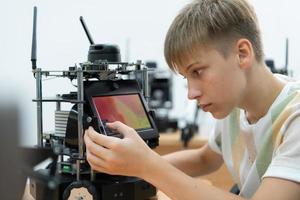 niños utilizando el mano robot tecnología, estudiantes son estudiando tecnología, cuales es uno de el vástago cursos foto