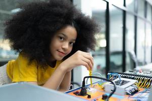 jovenes utilizando el mano robot tecnología son teniendo divertido aprendizaje el electrónico circuito tablero de mano robot tecnología, cuales es uno de el vástago cursos foto